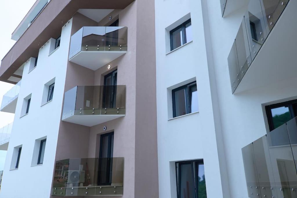 City Center Accommodation - 308 Resita Exterior photo